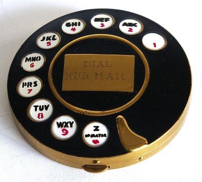 STRATTON "Dial hub mail" 1950 POUDRIER surréaliste en laiton émaillé polychrome,...