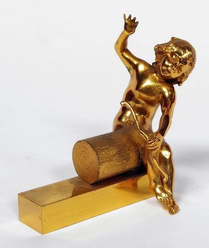  SUJET en bronze partiellement poli figurant un enfant à l'arc, assis sur une souche.H....