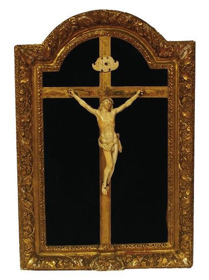 Important CRUCIFIX, le Christ en ivoire finement...