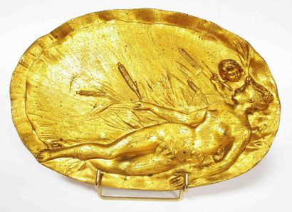 VERNIER Nymphe endormie parmi les roseaux, un amour à ses côtésBas relief en bronze...