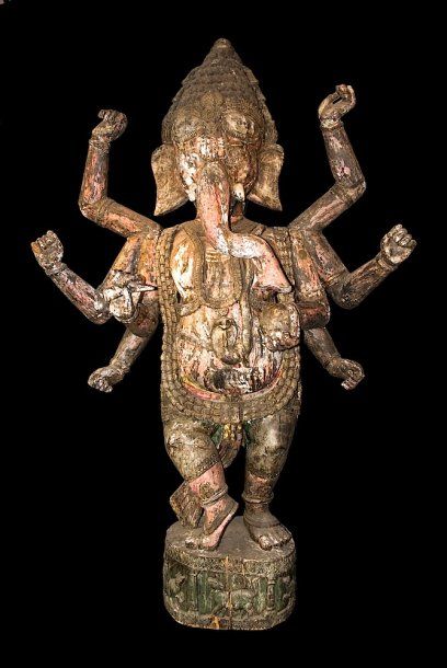 null Ganesh monumental en bois avec restes de polychromie, debout à huit bras en...