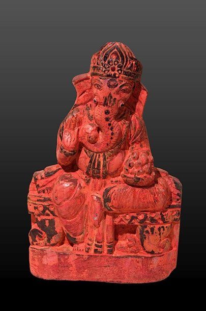 null Ganesh assis sur un trône, trompe enroulée à droite, d'une main il tient la...