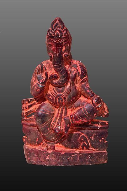 null Ganesh en chlorite teintée et chargée de poudres rituelles rouges. 27 cm. M...