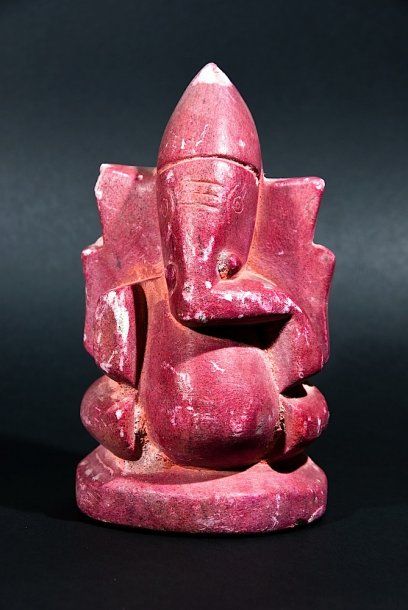 Statuette en pierre teintée de rouge. Ganesh...