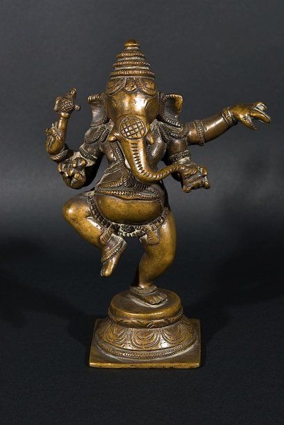 Ganesh à quatre bras dansant debout sur un...