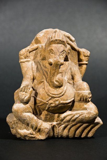  Statuette ancienne de Ganesh en pierre tendre teintée d'ocre, 14cm.