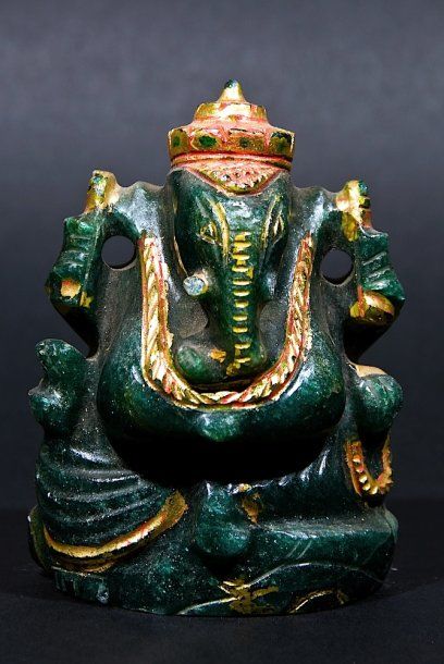  Statuette en pierre dure verte avec peintures dorées. Ganesh à quatre bras.9,5cm...