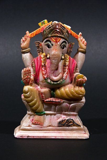 Statuette en pierre tendre teintée de Ganesh...