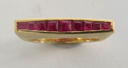 null BAGUE en or jaune brossé, ornée d'une ligne de rubis calibrés. Poids brut: 8,5...