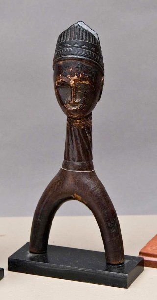 null Baoulé/Akan R.C.I Elégant lance pierre, finement sculpté d'une tête portant...