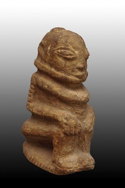 null Dogon Mali Sculpture réalisée dans un grès d'un personnage évoquant l'archétype...