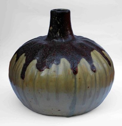 Paul JEANNENEY (1861 - 1920) Vase en forme de courge à la panse finement cotelée,...