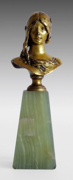 null Antonin Jean Paul CARLES (1851-1919). Buste de jeunesse. Bronze doré et onyx...