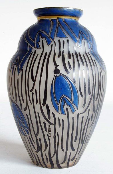 LEUNE, Xxe. VASE en verre émaillé à décor floral. H. 25,5 cm