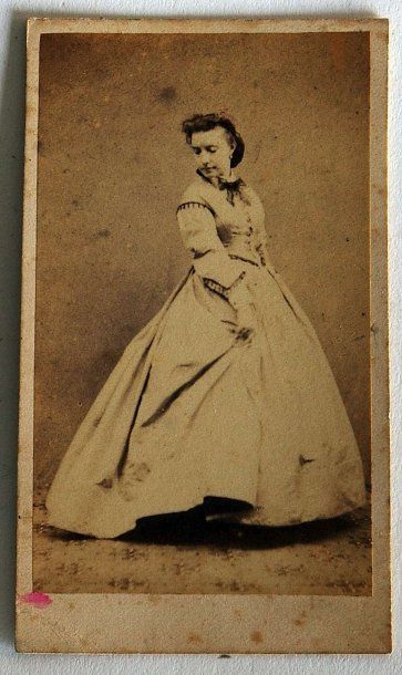 Anonyme vers 1860. Femme en crinoline. Tirage albuminé. 10 x 6 cm
