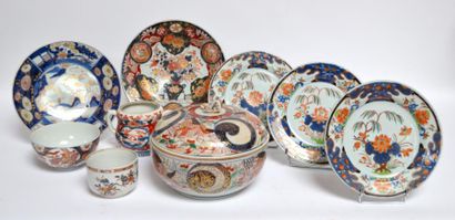 null Bel ensemble de porcelaines de type Imari, comprenant trois assiettes, deux...