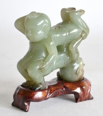 null SUJET en jade vert sculpté, deux enfants sur leurs genoux tête-bêche. Chine....