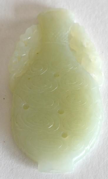null PENDENTIF en jade néphrite, en forme de bouteille. Chine. H. 7 cm