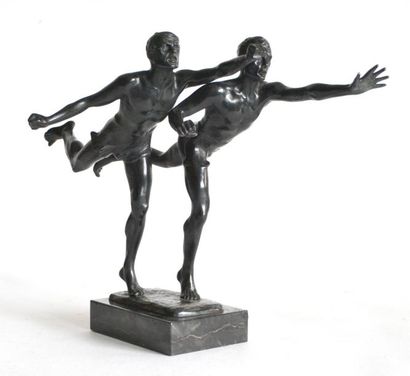 null Franz IFFLAND (1862-1935), L'arrivée, deux coureurs au but. Bronze à patine...