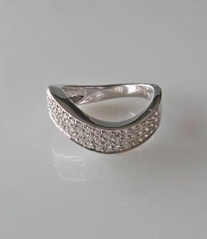 null ANNEAU "Vague" en or blanc serti de diamants. Poids brut 6,1 g. Poids des diamants...