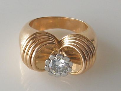 null BAGUE CHEVALIERE en or jaune, ornée au centre d'un diamant calibrant environ...