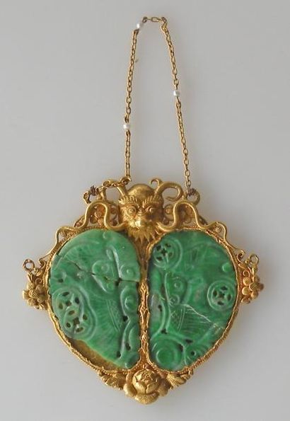 null PENDENTIF en or jaune à décor de tête de dragon, serti de plaques de jade sculptées...
