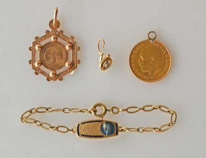 null LOT comprenant: un DEMI SOUVERAIN monté en pendentif, une MEDAILLE à décor de...