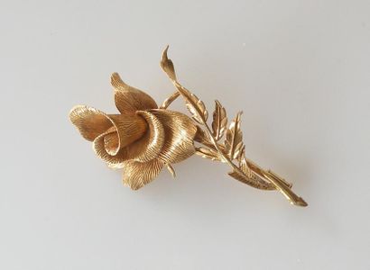 null BROCHE en or jaune guilloché figurant une rose épanouie. Poids 11,6 g