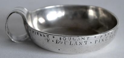 null TASTE-VIN en argent de forme unie, l'anse enroulée, rainurée, porte l'inscription...