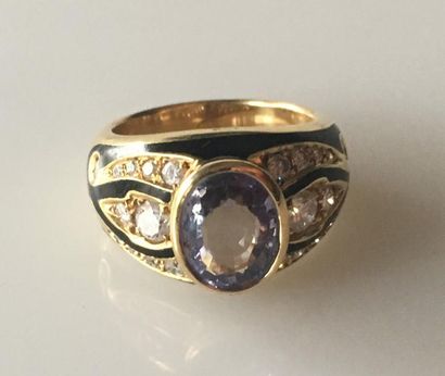 null BAGUE en or jaune, la monture émaillée noire sertie de diamants retenant en...