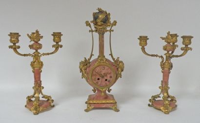 null GARNITURE de CHEMINÉE en marbre rose et bronze doré, comprenant une pendule...
