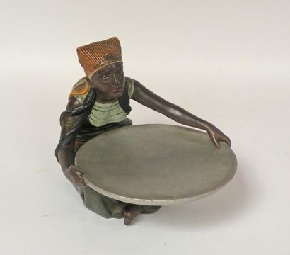 null SUJET ORIENTALISTE en terre cuite polychrome figurant une servante égyptienne...