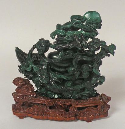 null Important GROUPE en malachite formant VASE COUVERT à motif de femme sous les...