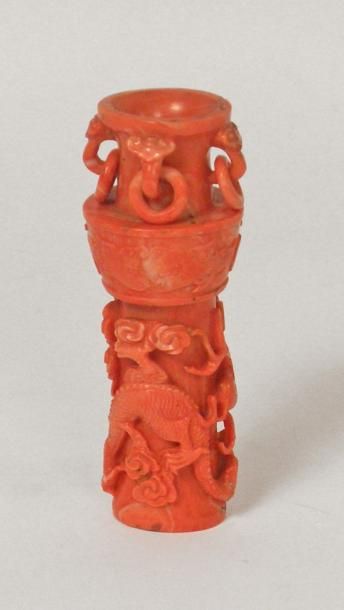 null VASE en corail sculpté à décor de dragon. H. 10 cm. Poids 128,2 g. 