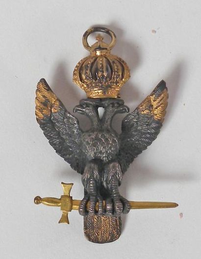 null PENDENTIF en métal et métal doré figurant un aigle à deux têtes couronné. Symbole...
