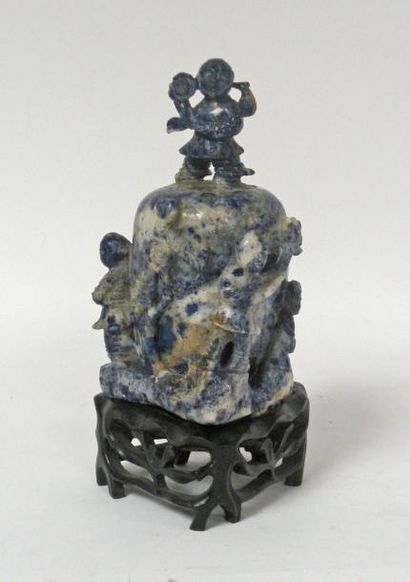 null POT COUVERT en lapis lazuli sculpté, animé d'enfants sur la base. H. 17,5 c...