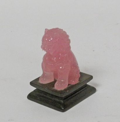 null CHIEN de FÔ en quartz rose. H. 6,5 cm.