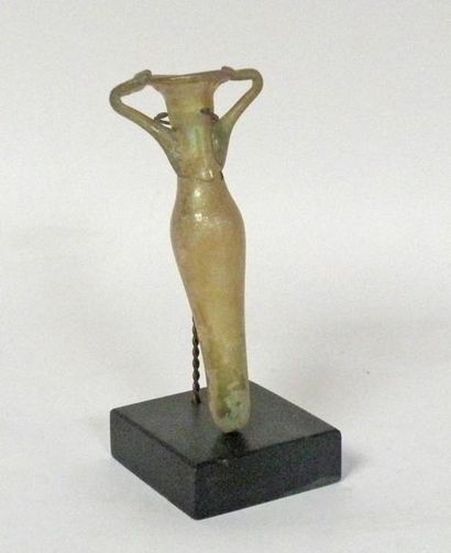 null VASE à anses de forme oblongue en verre irisé. Epoque romaine. H. 15 cm.