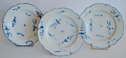 null Suite de trois ASSIETTES en porcelaine de Chantilly, décor à la brindille bleu....