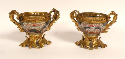 null Deux COUPES décorative en porcelaine Imari et bronze doré Rocaille. XIXe. (Accident...