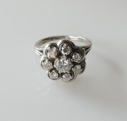 null BAGUE marguerite en or blanc et platine, le chaton fleur serti de diamants....