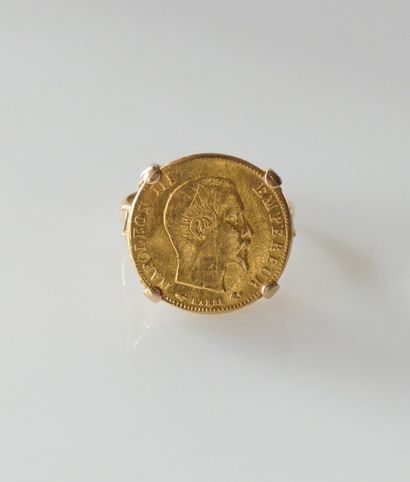 null BAGUE en or jaune ornée d'une pièce de 5 francs en or à l'effigie de Napoléon...