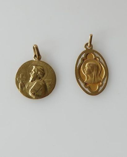null Deux MEDAILLES en or jaune, l'une à décor de profil de la Vierge, l'autre d'un...
