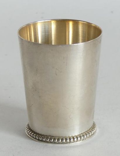 null TIMBALE en argent à fond plat cerné d'un rang de perles, gravée "Claude". Poinçon...