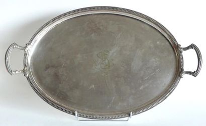 null Grand PLATEAU ovale en métal argenté à frise de godtons, les anses à filets...