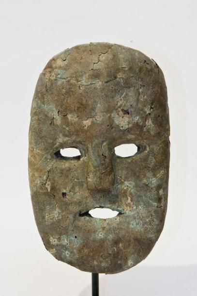 null Soudan. Dinka? Rare et ancien masque à âme de bois recouverte de cuivre très...