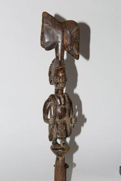 null Nigeria, Yoruba. Bâton de danse avec représentation d'Eshu, bois à patine brune...