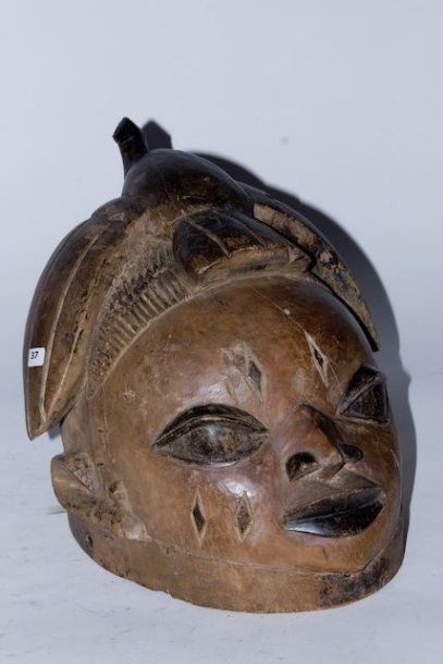 null Nigeria, Yoruba. Masque casque du Gelede. Portrait féminin coiffé d'un oiseau,...
