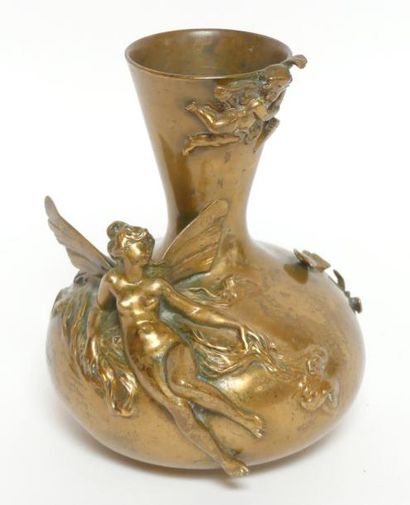 null Louis Ernest BARRIAS (1841-1905) VASE en bronze dorée, la panse ornée en ronde...