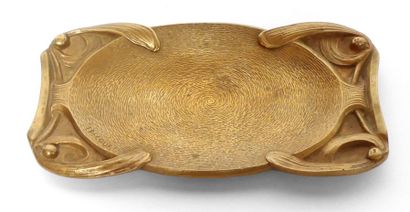 null Maurice FRECOURT (1890-?) VIDE-POCHES ovale en bronze doré, le bord cerné de...